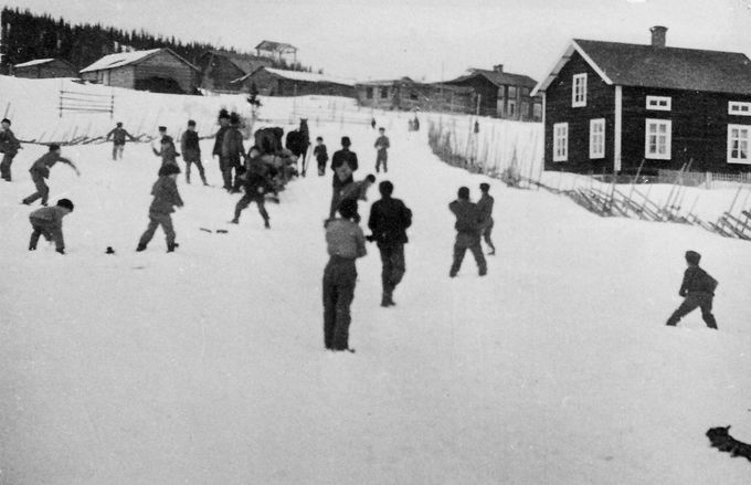 Skolbarn i Högbergsbacken 1908.