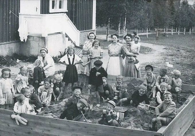 Jordbrukardaghemmet i Glommersträsk. Bilden troligen från slutet av 40-talet. Ruth Wiklund, Dagny Johansson och Hagar Wikberg står vid sandlådan. I sandlådan finns: Sten-Ivan Gustavsson, Iris Nyström, Ulla Strand, Kerstin Nilsson, Kerstin Lindberg, Anita Wikberg, Sten Wikman, Anders Wikman, Håkan Wikberg, Ingemar Edström, Anders Oskarsson, Bertil Edström, Olov Lindblom och Bernt Nyström.