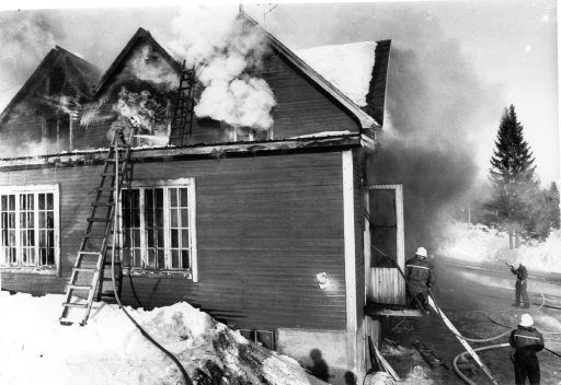 Nilsson & Lundmarks Snickeri brann ner 1971. På den tomten  bor nu Mattias och Mia Wikberg.