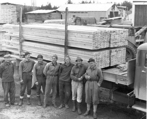 Bröderna Karlsson som var ägare till GT-trä.
 Fr V: Pappa Bror Karlsson, Sture, Bengt, Göran, Olav, Robert och Karl-Johan