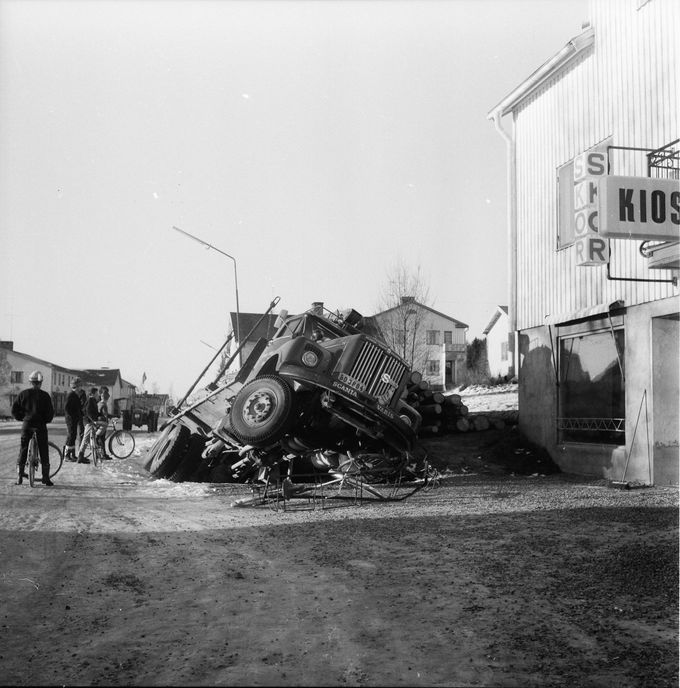 Olycka vid kiosken 1964. Lastbilen rullade förarlös ner i diket. Chaufför och ägare av lastbilen var Thure Wiklund Långträsk (Piteå)