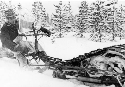 Tidig modell av snöskoter. Härkie eller Snöräven.