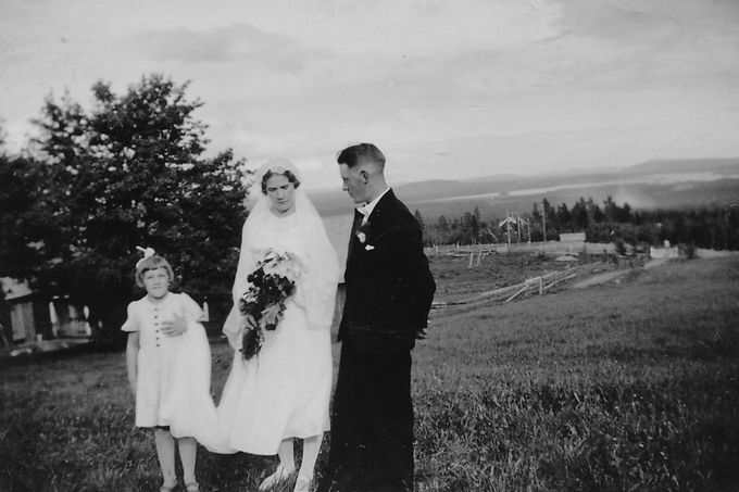 Marianne, Tyra och Eskil Boström på Högbränna.