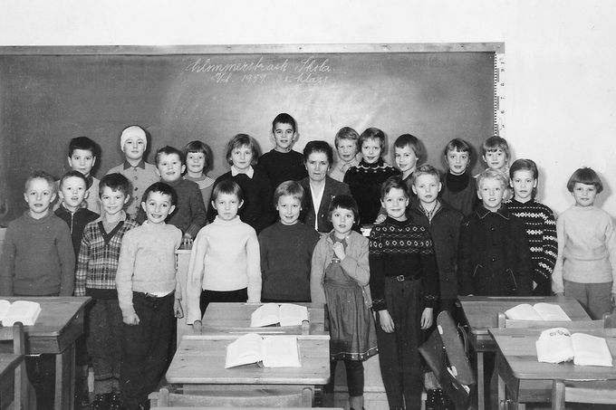Klass 3 i Glommersträsk våren 1959. Lärarinnan är Alma Granlund.