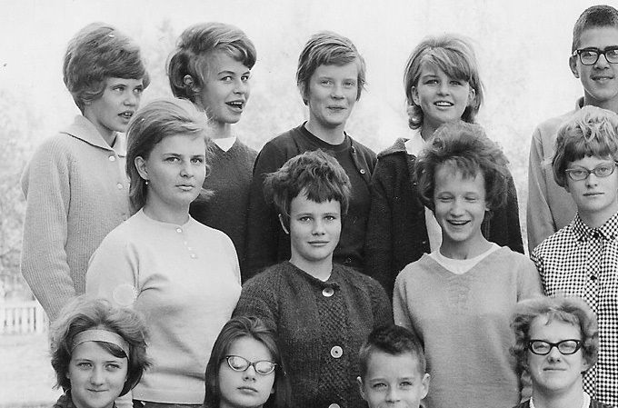 Skolklass i Glommersträsk      Bakre raden fr.v. Lisbet Lidström, Margareta Lindberg, Zarah Wikberg, Irene Edström, Bo Olofsson, Ingvar Wigenstam, Staffan Strand.
Mellan rad fr.v. Annika Edström, Gerd Andersson, Solveig Nygren, Margit Nilsson, Lars-Anders Edström, Tage Norberg, Jörgen Levander.
Nedre raden fr.v. Kerstin Stenberg, Majvor Lundmark, Ronny Lundmark, Läraren Britta Bohlin, Lennart Lundmark, Nils-Gunnar Nilsson, Börje Eriksson, Henry Johansson.