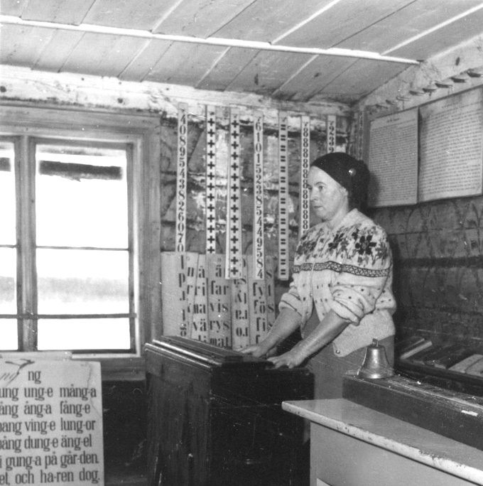 Signe Matilda Karlsson (Sven Karlssons fru) i den gamla skolsalen på Hängengården.
