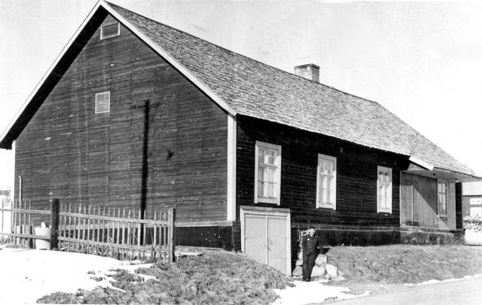 Föreningshuset byggdes 1925. Huset användes  bl.a. som danslokal under många år.
