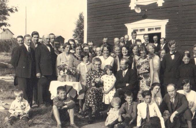 Smess-Hulda Vikbergs 50 års dag 1932 med släkt o vänner. Bl.a. Anna o Sigurd Lundmark, Knut och Vendla Strand, Eugen Gustavsson, Nils o Anni Lundholm, Nils Vikberg, P-A Lundberg, Edvard Lundmark, Vikmans-Johanna-Viktor Vikberg m.fl.