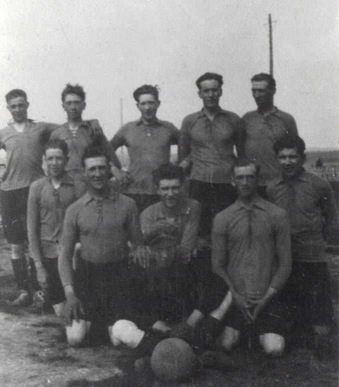 Fotbollslag med Erhard, Harald, och Georg Vikberg m.fl.