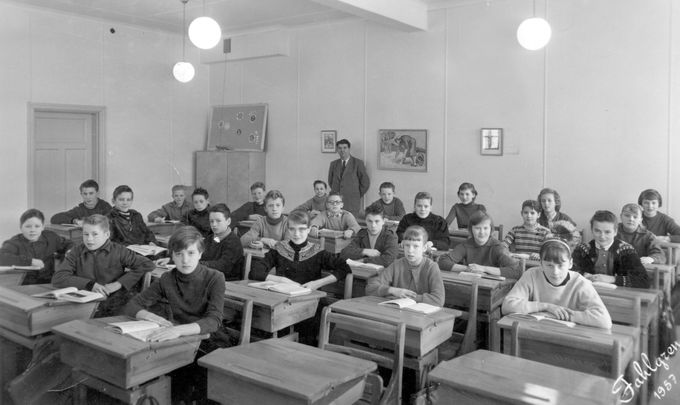 Skolklass i Glommersträsk 1957.
Lärare: Gustav Andersson Från höger: 1. Lena Johansson, Glommersträsk 2. Ulla Britt Hedlund, Glommersträsk 3. Birgitta Eriksson, Högheden 4. Lisbeth Lindgren, Moräng 5. Mary Lundgren, Glommersträsk 6. Britt Fahlgren 7. Sigrid Marklund, Sandträsk 8. Ann Britt Löf, Moräng 9. Yvonne Holmgvist, Glommersträsk 10. Elvy Eklund, Järvträsk 11. Stig Olov Westerberg, Utterliden 12. Yvonne Gustavsson, Utterliden 13. Kerstin Berggren 14. Lars Lidström, Glommersträsk 15. Sverker Björk, Järvträsk 16. Anders Nilsson 17. Bertil Edström, Svedjan 18. Tore Lundmark, Glommersträsk 19. Martin Karlsson, Sandträsk 20. Lars Gunnar Boström, Moräng 21. Sten Berggren, Moräng 22. George Pettersson, Moräng 23. Sven Bertil Lindström, Glommersträsk 24. Curt Stenberg, Rörträsk Frånvarande: 25. Olov Lindblom, Glommersträsk 26. Karin Westerberg, Utterliden 27. Gunnel Lindström, Snöbränna 28. Lucia Eklund 29. Stig Lundmark, 