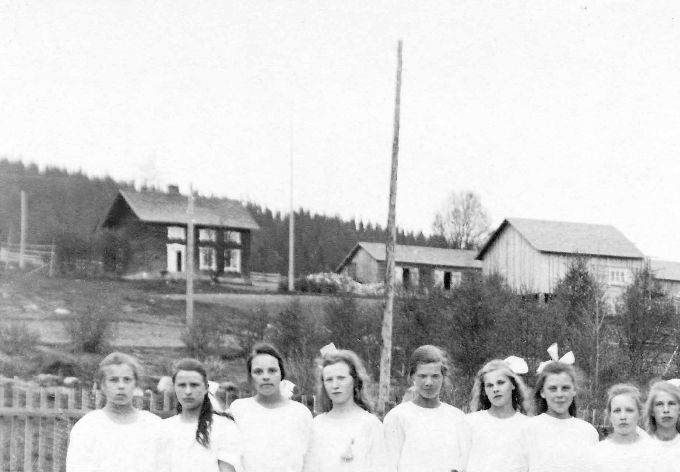 Konfirmander 1923 i Glommersträsk.
OBS! Det är 40 flickor. 
Kan någon namnen på flickorna eller prästen?