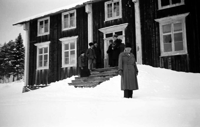 Styrelsen ute på förstubron på Hängengården 20 mars 1937. Foto Karl Nordlund Hällberg.