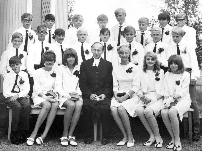 Prästen Axel Andersson med konfirmanderna 1966.